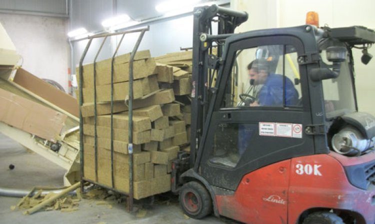 Here, scrap material is en route to being processed by a pre-shredder and an HML series mill into lightweight base material for a concrete additive. Making base material from scrap helps Knauf Insulation contain costs, reduce waste and uphold its company commitment to sustainability.